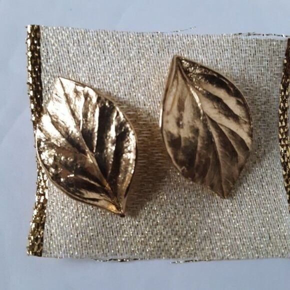 Vintage Women's Leaf Botanical Earrings Medium Gold Tone - Picture 2 of 10